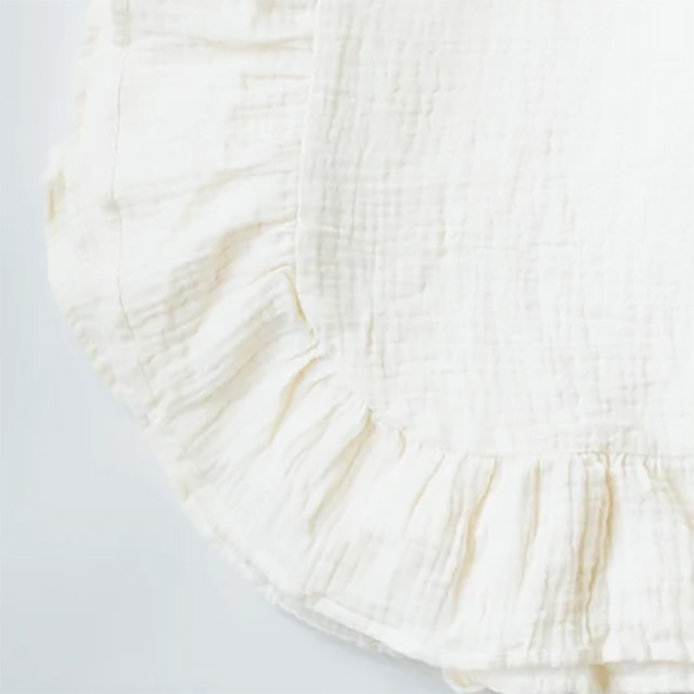 Close-up View of Ruffle Edge Stitching on Organic Cotton Muslin Blanket - Compliant Private Label Supplier